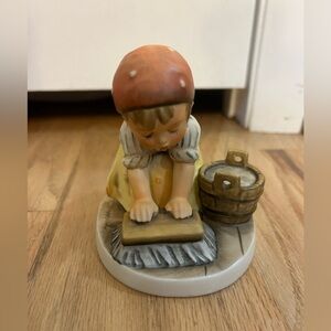 Hummel girl cleaning floor